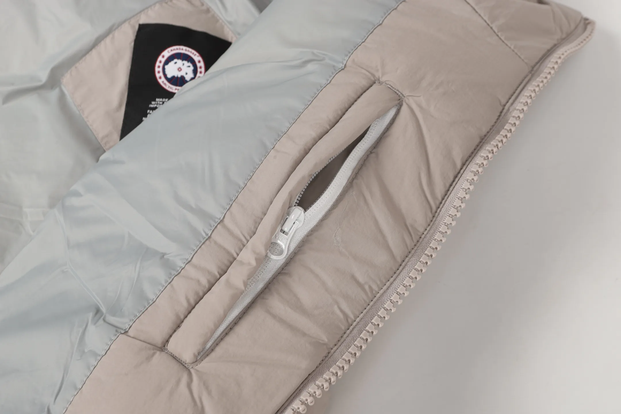 P480 CANADA GOOSE/PASTELS capsule white label series down vest The white label series is a capsule limited series and the most popular PASTELS series this year. The chest labels are all white badges with pure silicone texture. The pattern has a strong contrast between concave and convex. The topographic map of Canada on the badge is lifelike. The plastic material used for currency logos on the market is very hard to the touch! Our original independent order accessories are all custom-made original accessories. The imported YKK zipper has correct teeth and the zipper teeth are very thick. The zipper webbing logo is printed with three M fluorescent colors and the original custom-made washed logo. The placket webbing and wiring details are all restored. Color: Black Pure White Light Pink Khaki Moonlight Gray Size: XS S M L XL